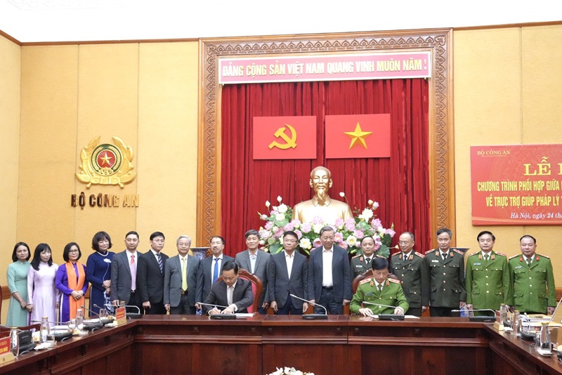 Bộ Công an và Bộ Tư pháp ký kết Chương trình phối hợp trực TGPL trong điều tra hình sự